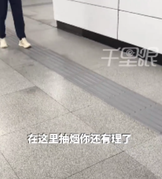女子制止俩男子地铁站内吸烟 反遭掌掴 