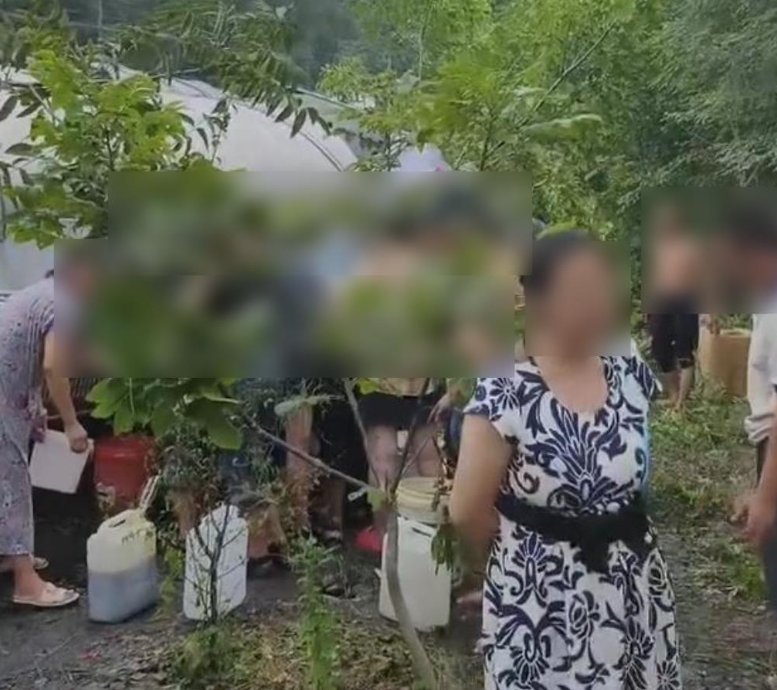 运油车侧翻大量村民提壶“捡油” 官方：司机怕浪费允许的