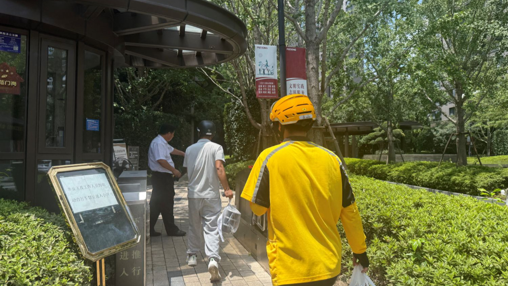 外卖员进小区后统一乘摆渡车送餐？“最后100米”不是问题