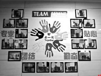 科室宣传栏邵医生排首位 18张送锦旗照中15张有她身影