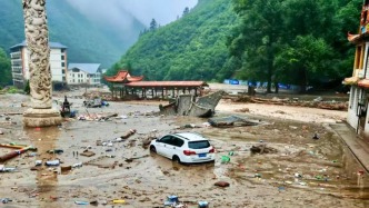 榆中山洪亲历者：房子冲走了几百米 小汽车被拧成麻花