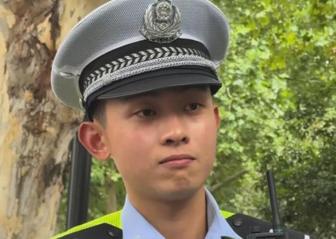 上海帅气交警“撞脸”演员张译 一个表情走红全网