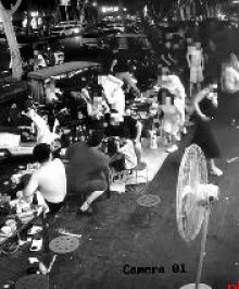 街边吃夜市被楼上泼辣椒油 受害人否认划拳喧嚣已报警