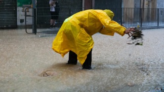 台风杨柳：穿越广东西行 香港发出“黑雨”信号