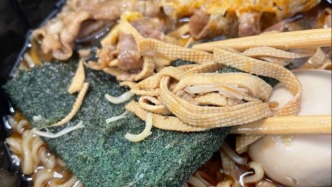 网友称麻辣烫外卖吃出“百洁布” 商家：疏忽大意 已开除