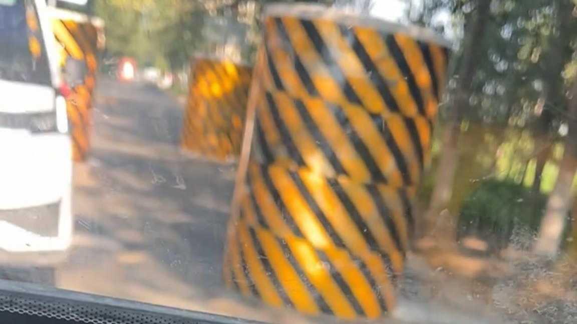河北一马路设5个大水泥墩 司机通过像穿“梅花桩” 