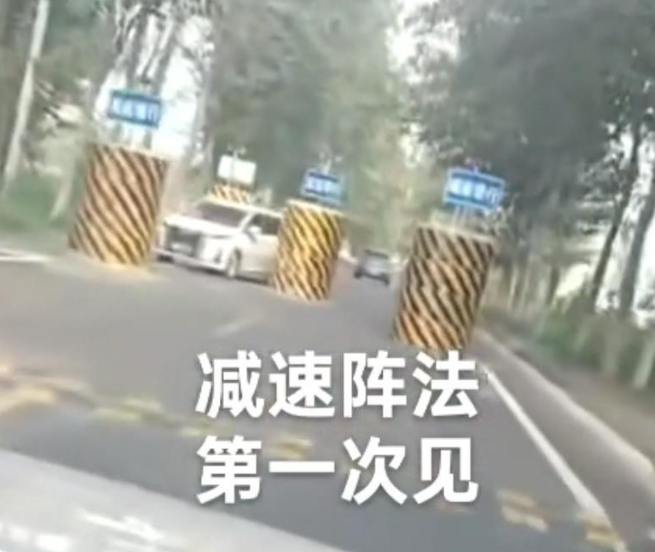 当地政府道歉 马路上5个“梅花桩”大水泥墩已拆除