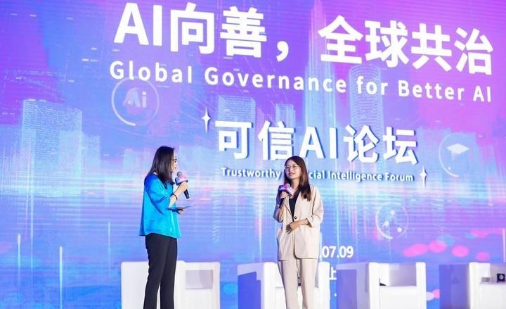 员工赵杨娟（右)作为乡村女性代表，参加在上海举办的2021世界人工智能大会。受访者供图