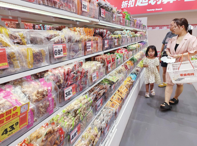 量贩零食店走红 拿捏年轻人的“碎片化尝鲜”