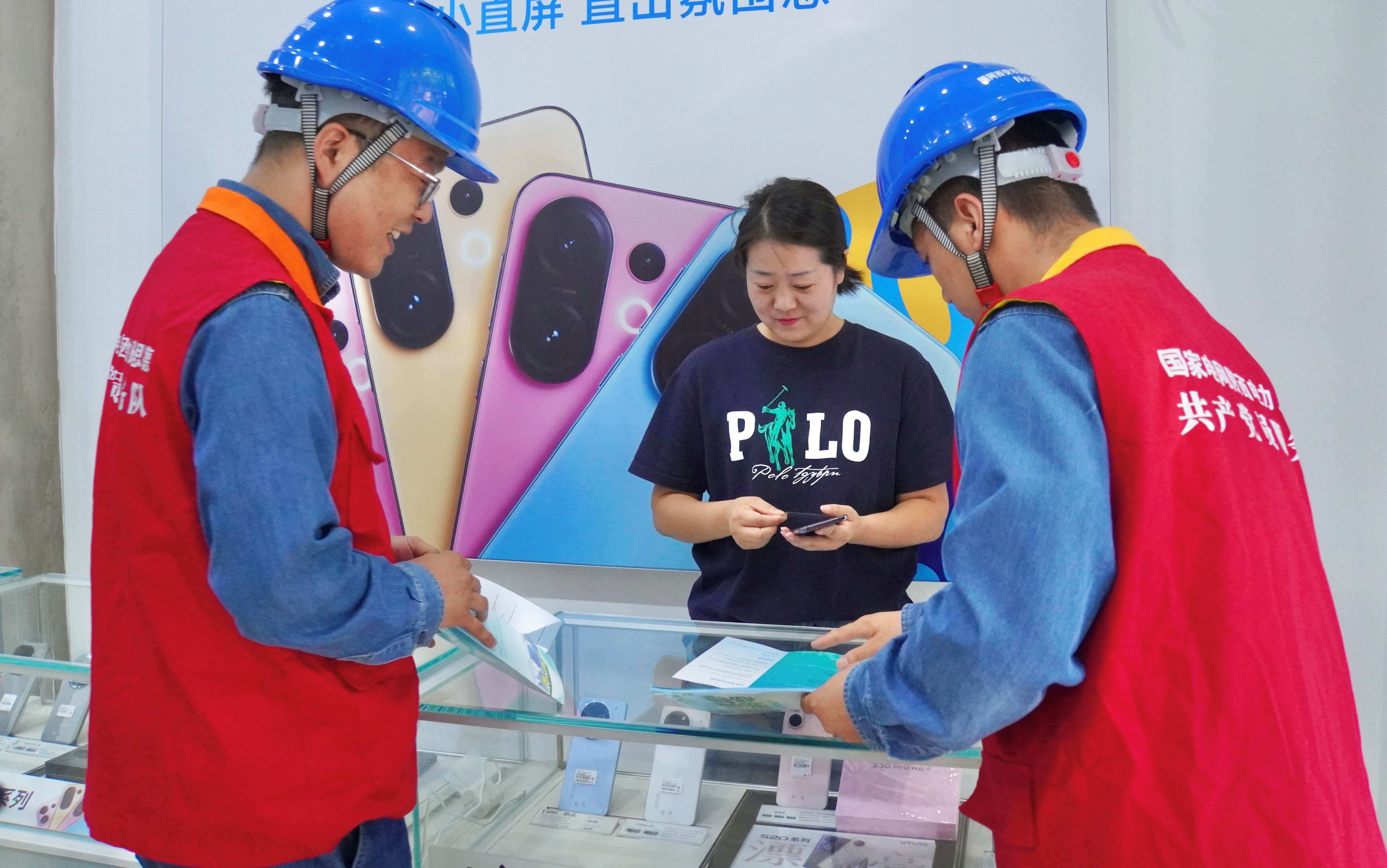 国网陕西电力工作人员开展分时电价政策宣传.jpg