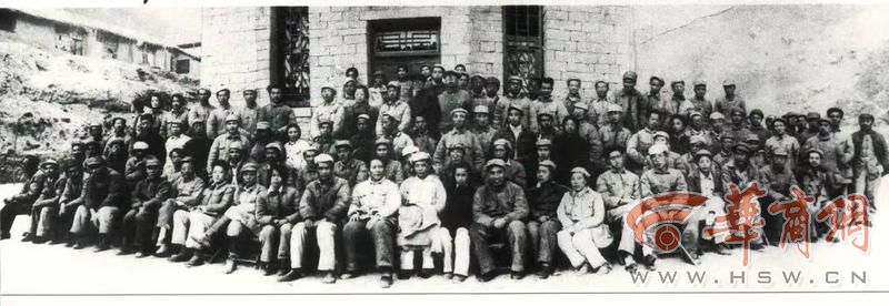 延安文艺座谈会合影.jpg