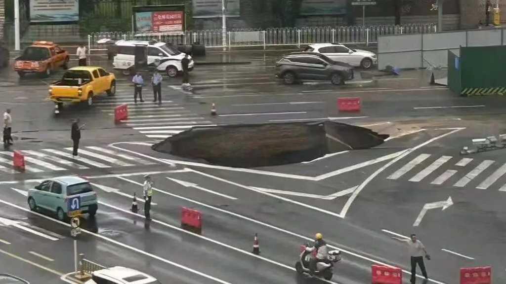 河北张家口路面塌陷出现大坑 有小车和电动车掉入 当地：无人员伤亡 正在抢修