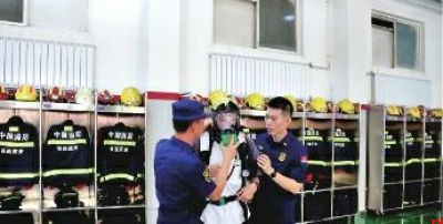 穿防火服像背座山 原来英雄的故事藏在细节里