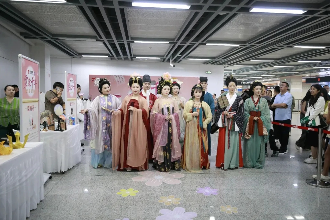 衣冠承礼乐 国风入地铁丨“霓裳千年——地铁遇见国风”主题活动启幕