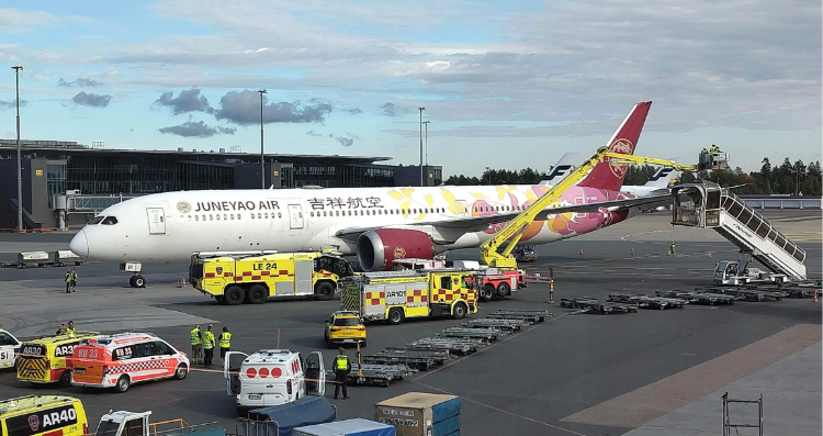 吉祥航空一航班在赫尔辛基机场与客梯车擦碰机翼受损 航司回应