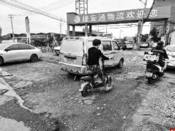 临近开学 居民盼尽快修复