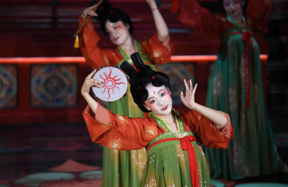 西安：汉服展演引客来