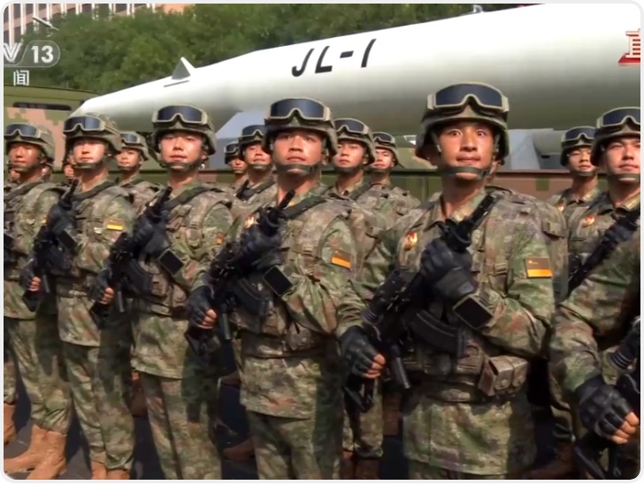 习近平乘车驶回天安门途中，受阅官兵齐声高呼：“听党指挥！能打胜仗！作风优良！”“正义必胜！和平必胜！人民必胜！”