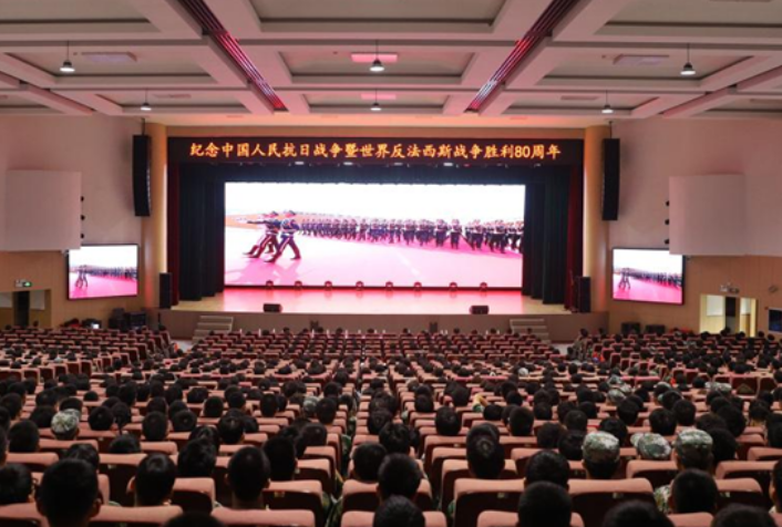 同上一堂爱国课 6400余名西安交大师生集中收看纪念大会直播