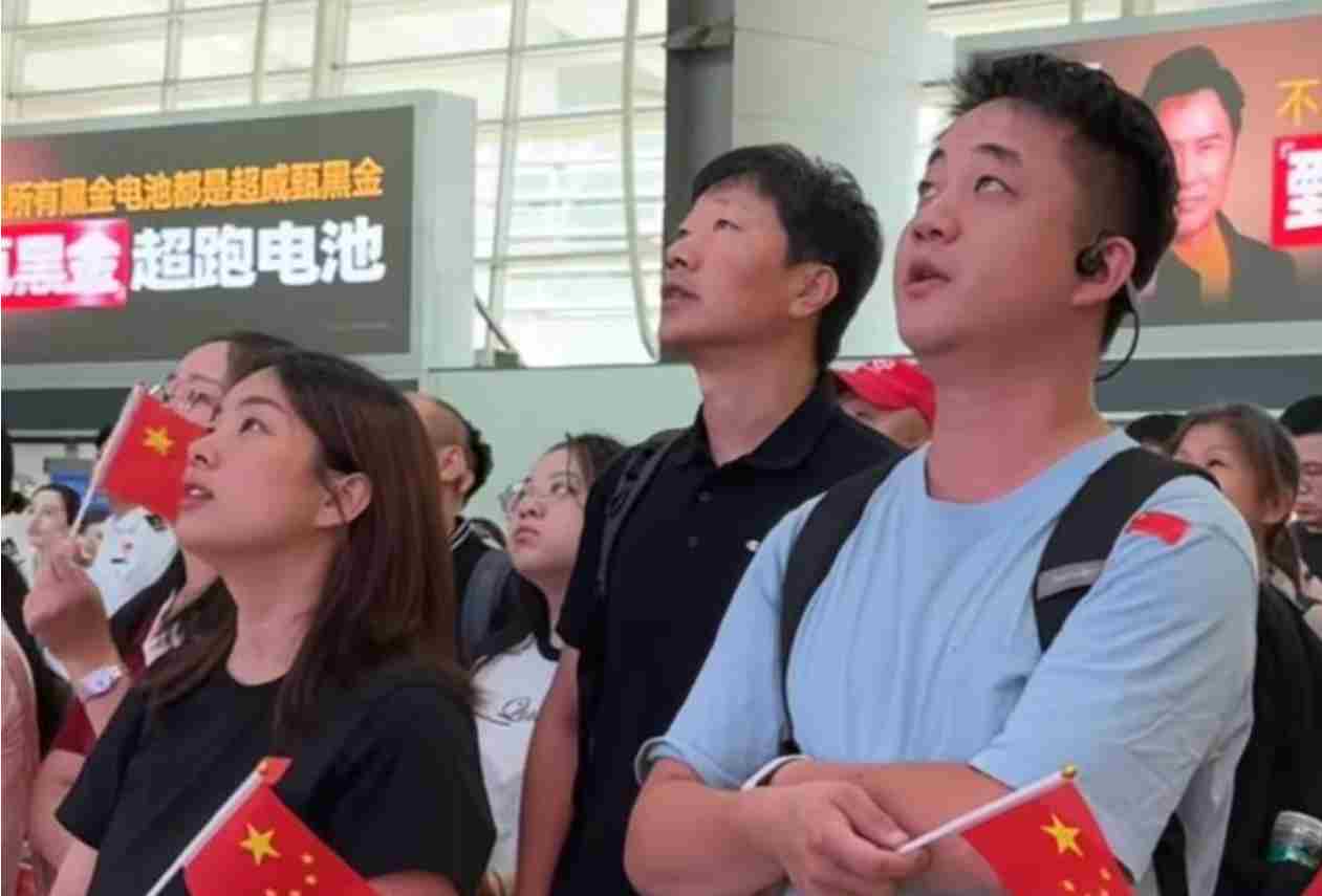阅兵直播网络视听平台收视逾19.2亿人次 有人激动落泪
