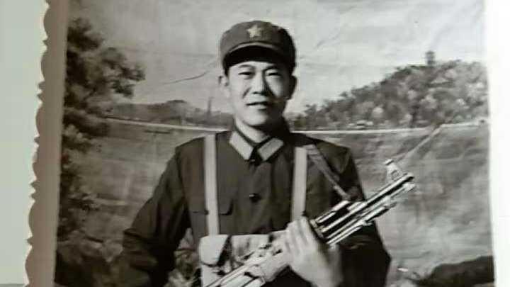 老人看阅兵哭肿眼睛 儿子：父亲曾当过兵 看直播触景生情