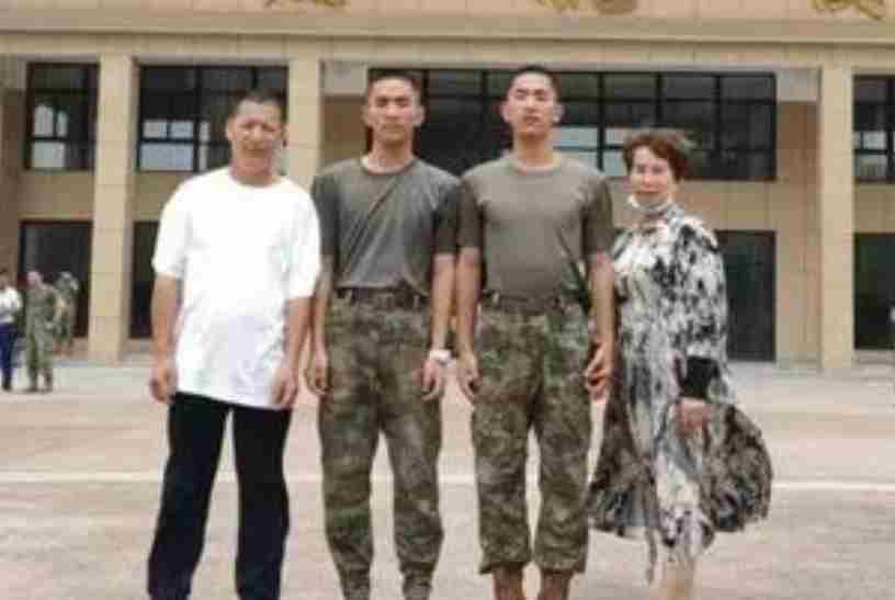 浙江23岁双胞胎兄弟亮相阅兵装备方队 父母：很骄傲