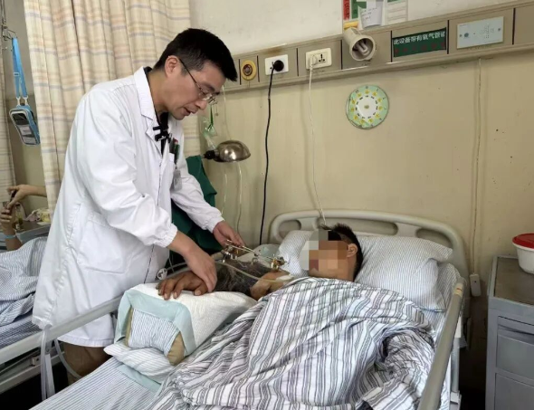 男子坐车时手伸出窗外 胳膊“断”成3截 仅几公分皮肤相连