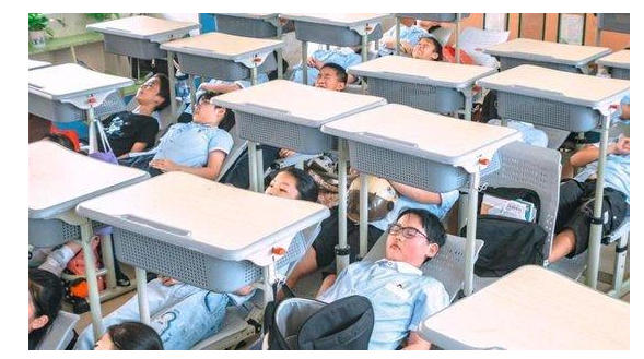 午休课桌椅国标来了，你家孩子告别“午休趴了吗？