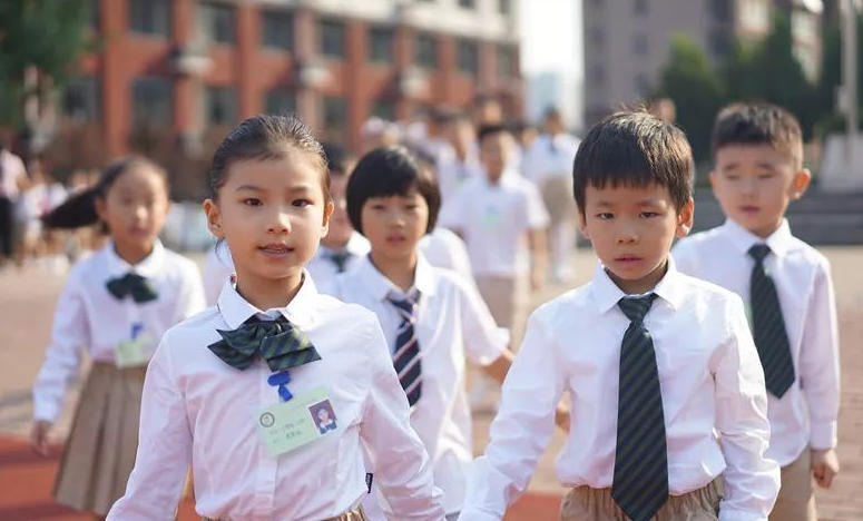 不强制穿校服返校 让“不强制买”真正落地