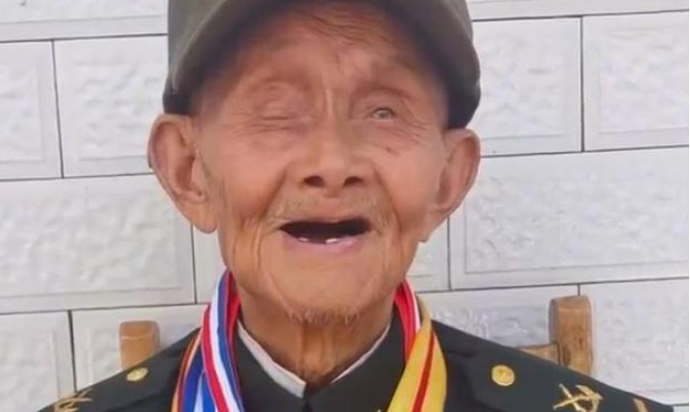 102岁老兵在ICU病房里看完阅兵后去世 官方：确有此事