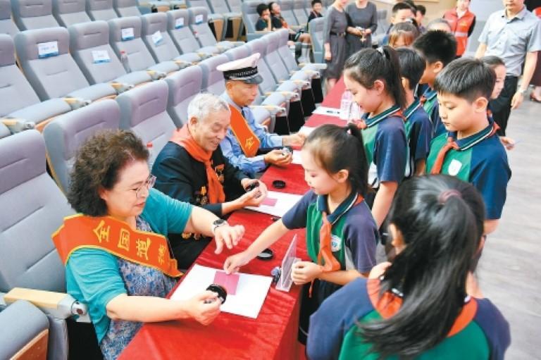 道德模范进校园红色种子播心间