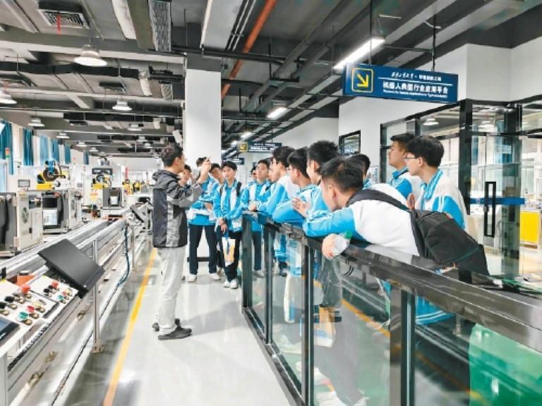 “兵器小镇”点燃青少年强国梦