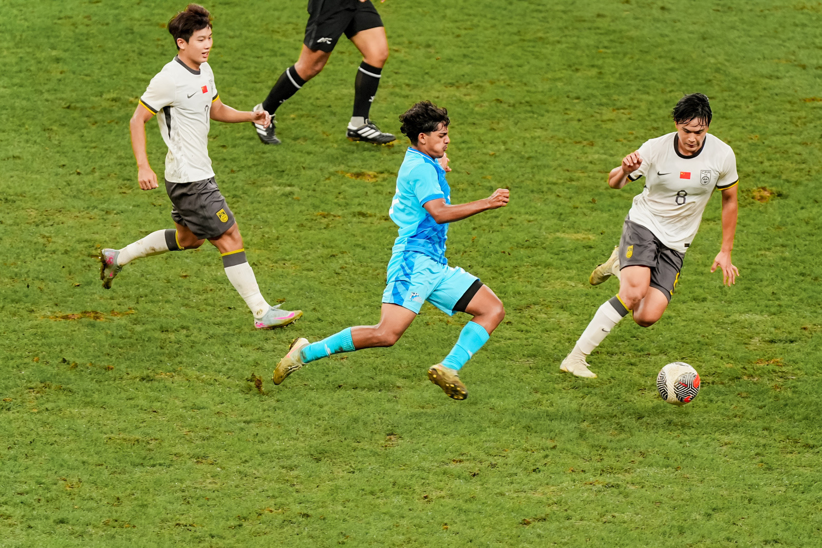 ​U23男足10-0大胜北马里亚纳群岛 赛后全场唱响《歌唱祖国》