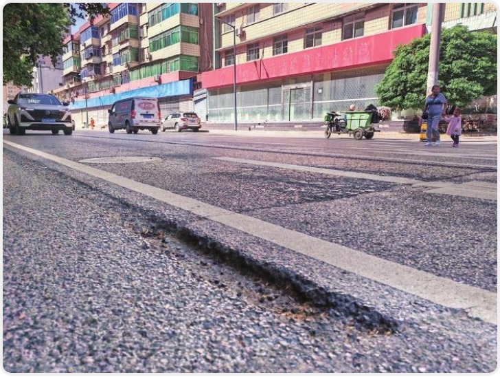 西安丰登南路坑洼难行 城管：已联系住建部门尽快处理
