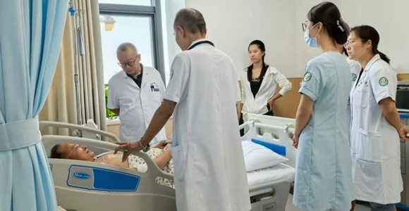爬两层楼就喘?医生：忽视这些信号，心脏有“报废”风险!