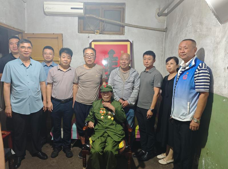 99岁抗战老兵郑宗仕获颁抗战胜利80周年纪念章