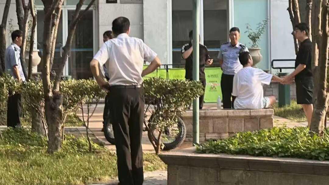 演员于朦胧被传坠楼 《长夜行》制作公司回应：听到消息都蒙了 目前联系不上他和经纪人