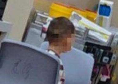 单亲妈妈倒在出租屋2岁幼童伴母遗体数日 孩子生父发声