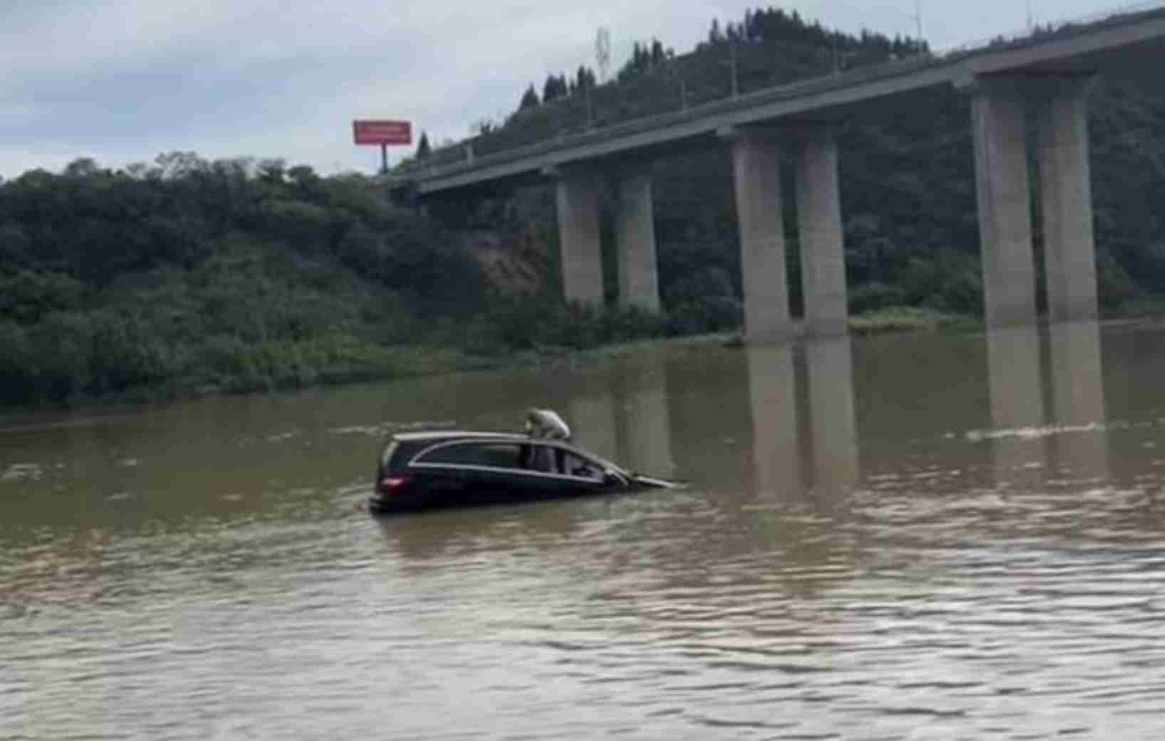 奔驰车坠江漂流司机打开天窗 钓友见状甩杆抛线成功营救