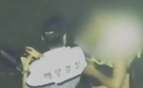 韩国海警为救中国老人不幸遇难 获救老人在海边捕捞贝壳时因涨潮被困滩涂