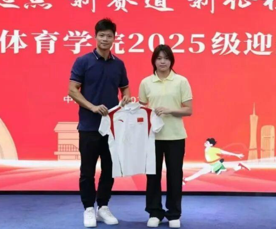 全红婵到暨南大学报到 成为大一新生 与院长苏炳添合影留念