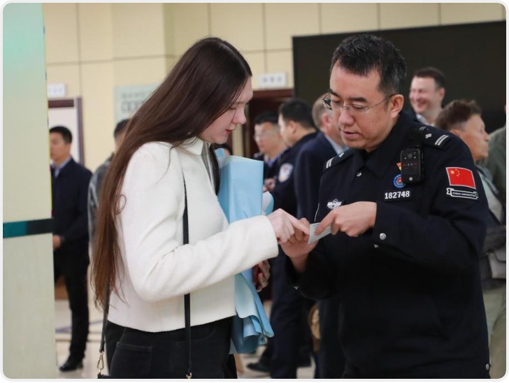 首批俄罗斯免签旅客入境