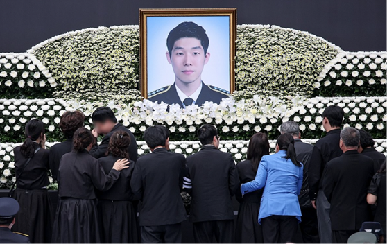 韩国海警救中国男子时殉职 其同事披露事故发生时存指挥失误