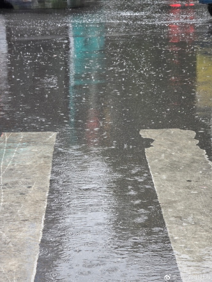 打工人又被上班雨浇透了！西安今早发布暴雨黄色预警信号