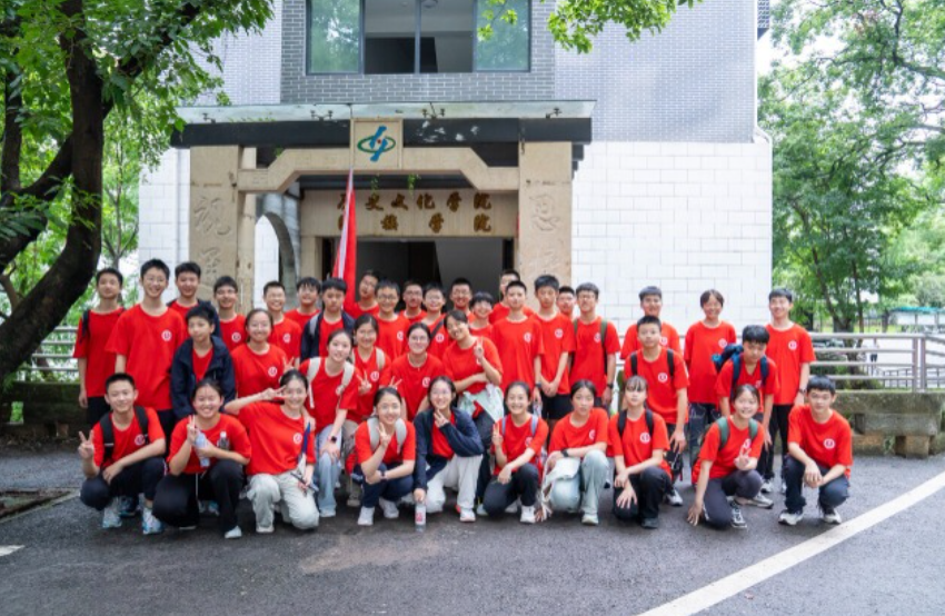 千名少年徒步大学校园