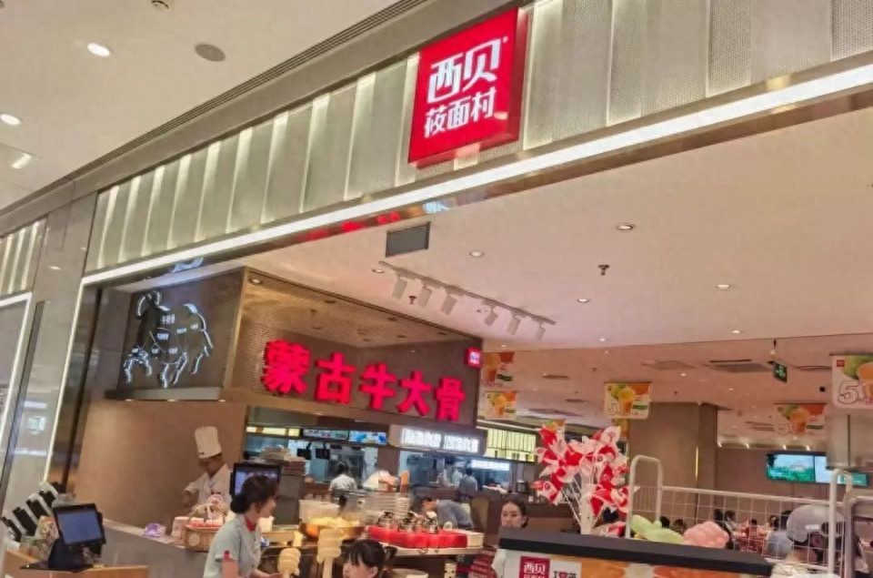 邻桌家长怒了！西贝一食客用公筷喂宠物狗 门店：全面消杀
