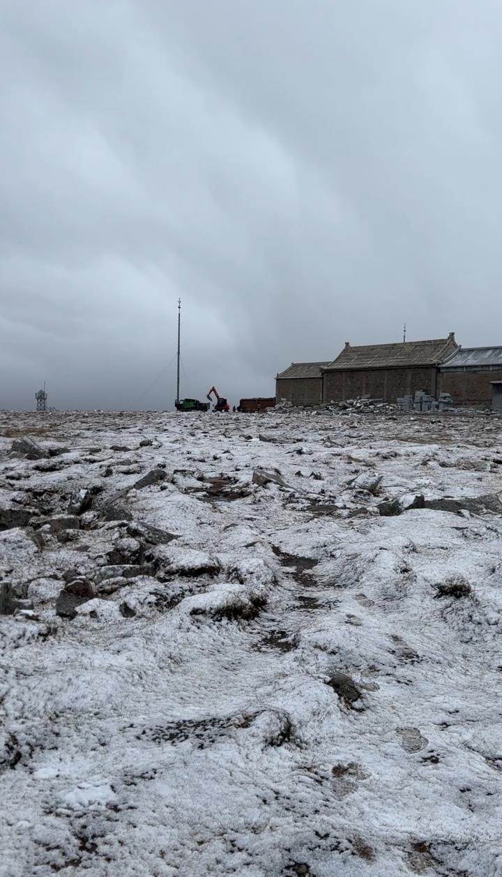 山西五台山迎入秋第一场雪 山顶现“云海雪原” 