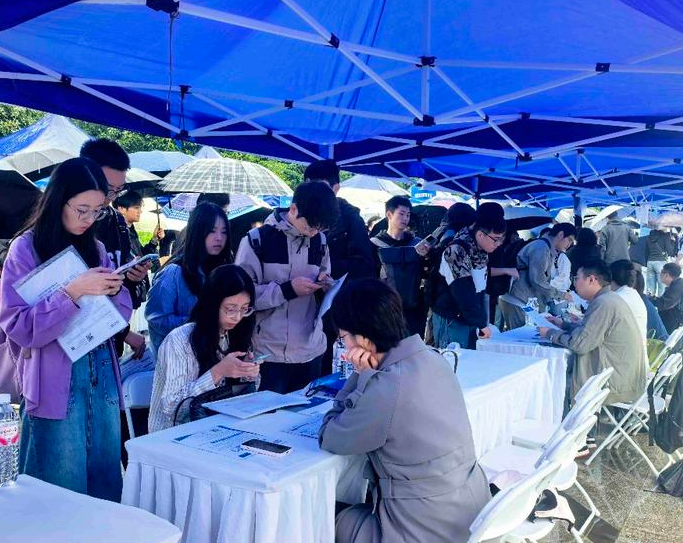 雨再大求职热情不减这场招聘会吸引2万多大学生到场