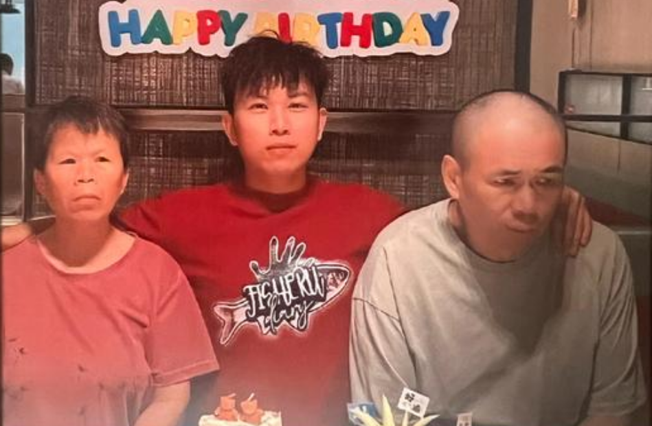 沪漂小伙带残障父母海底捞庆生 邻桌被感动默默帮买单