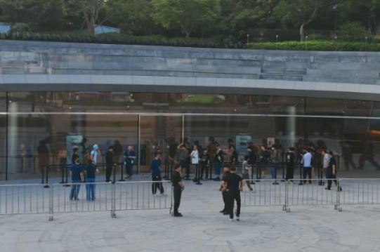 iPhone 17系列发售首日 记者在上海实探“最大旗舰店”